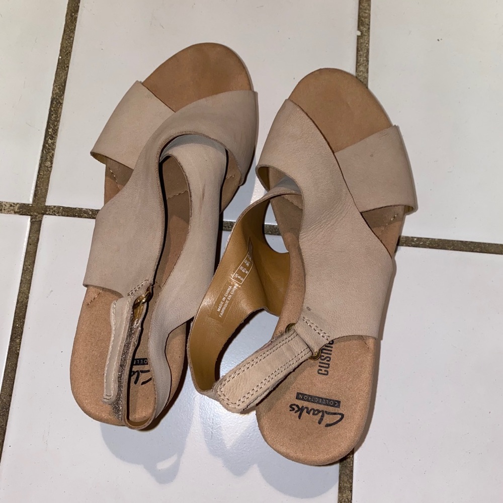 Clark’s Cushion Sandals in Nude/Tan